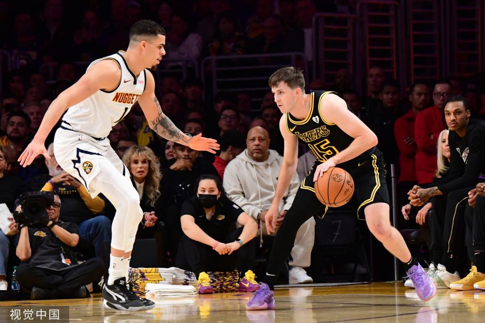 场球员的发 场球员的发